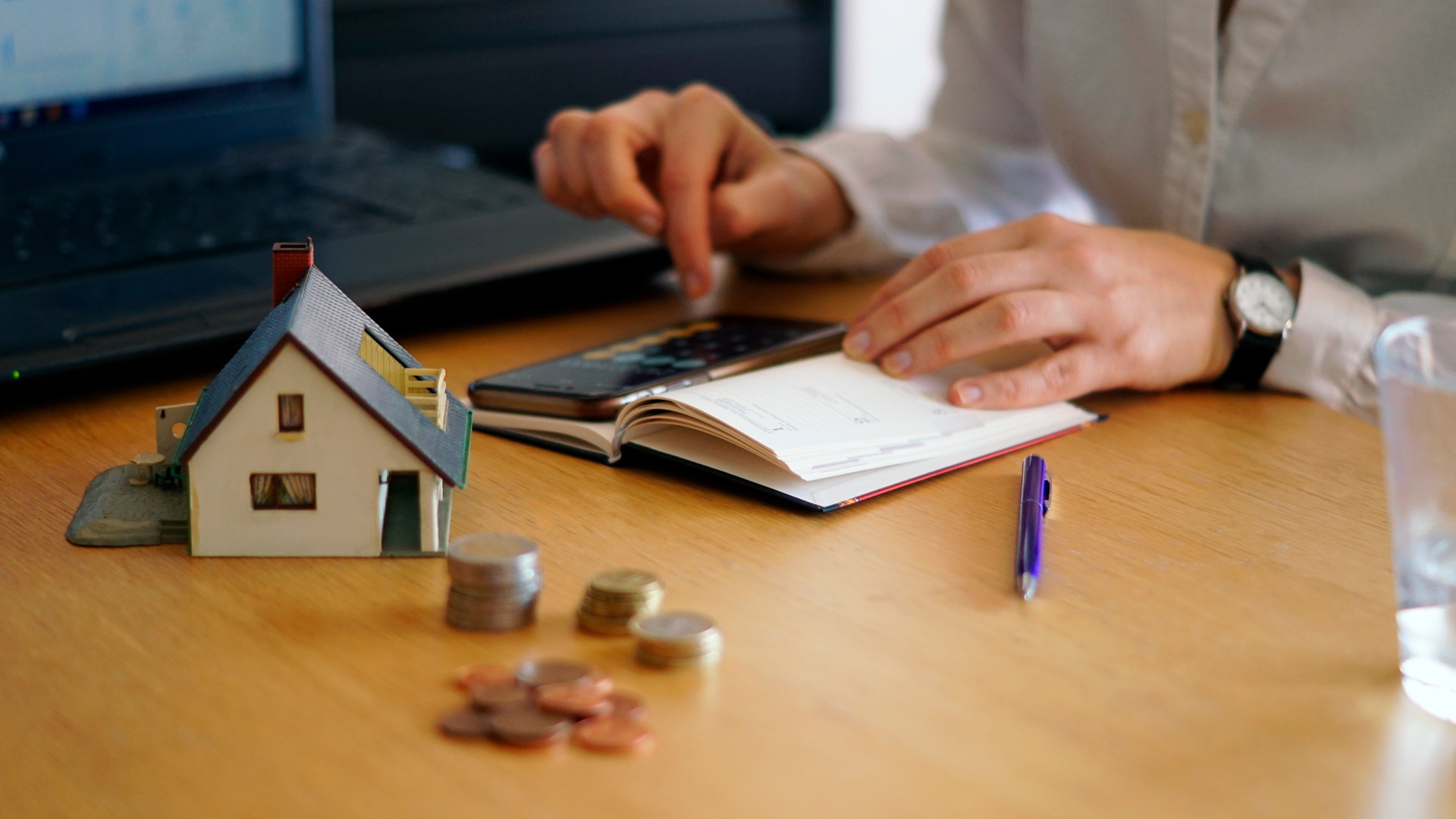 ¿Se extingue la pensión compensatoria por vivir con otra persona?